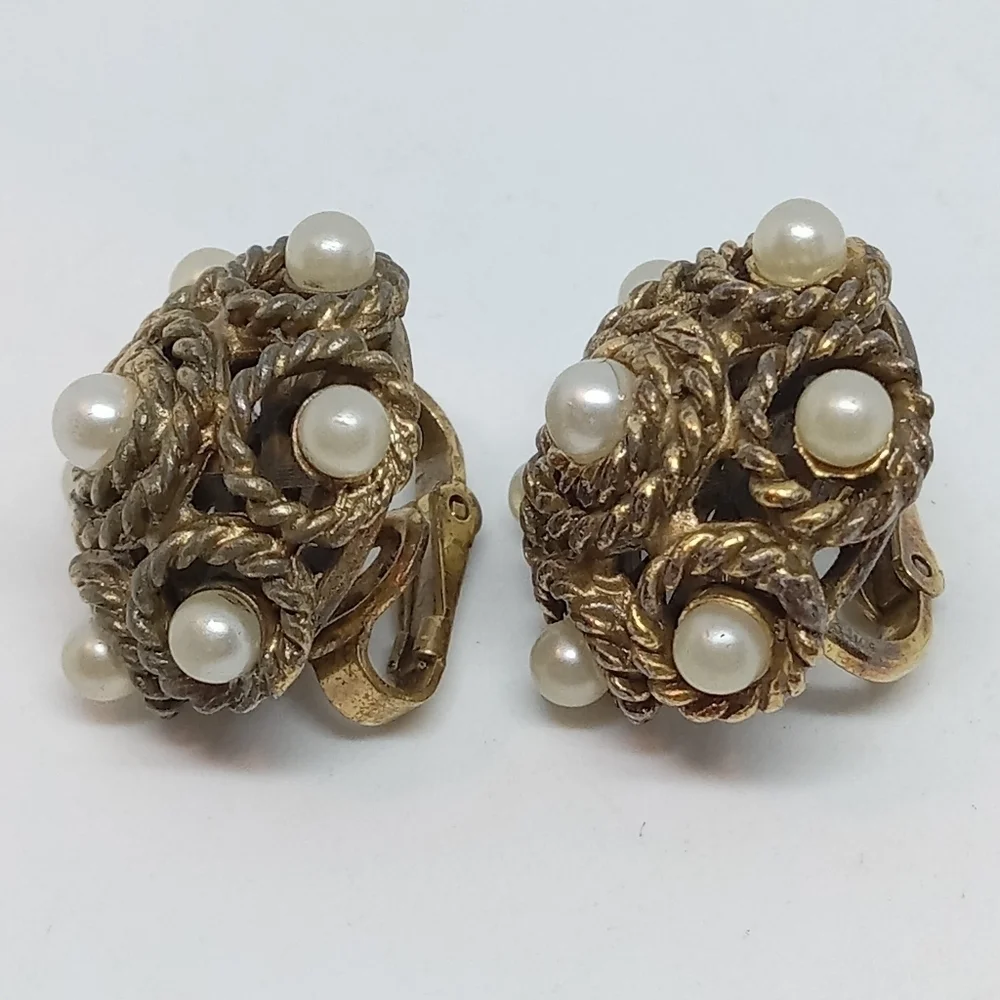 * vintage Crown Trifari early gold tone faux 7 pearl round clip on earrings